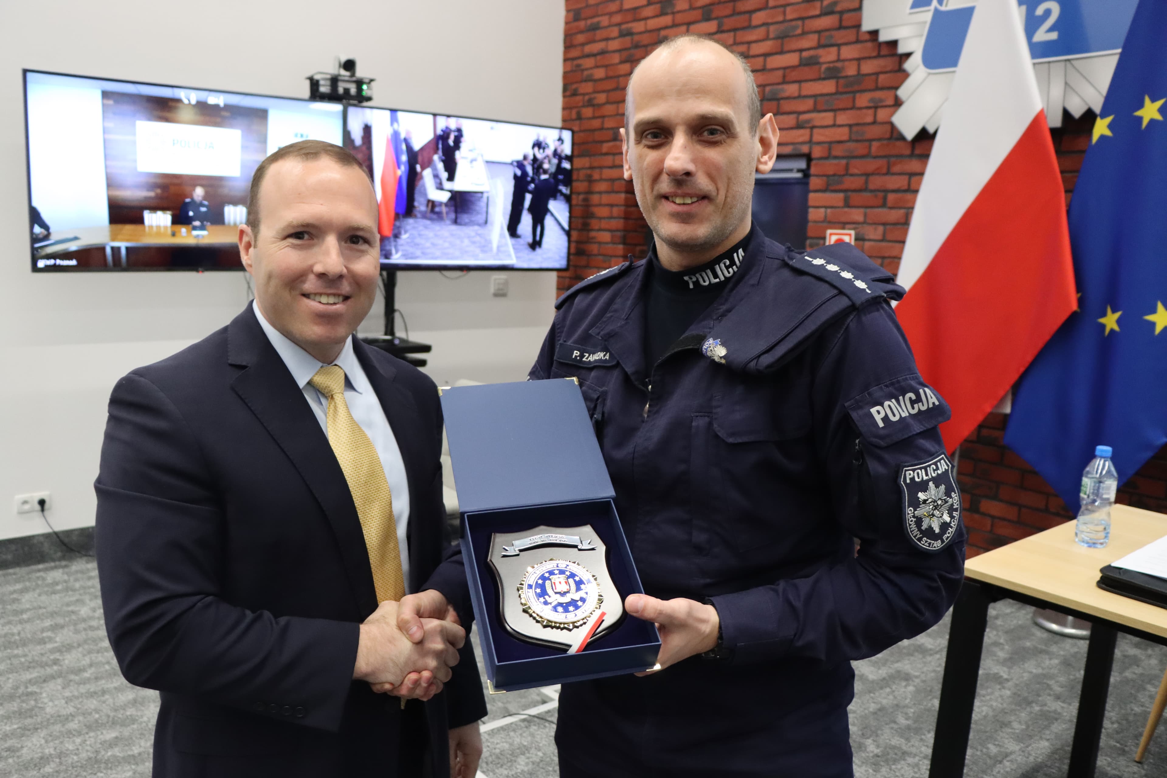 Wręczenie podziękowań od Legal attaché FBI w Polsce po ćwiczeniu"Wolf-Ram 23"